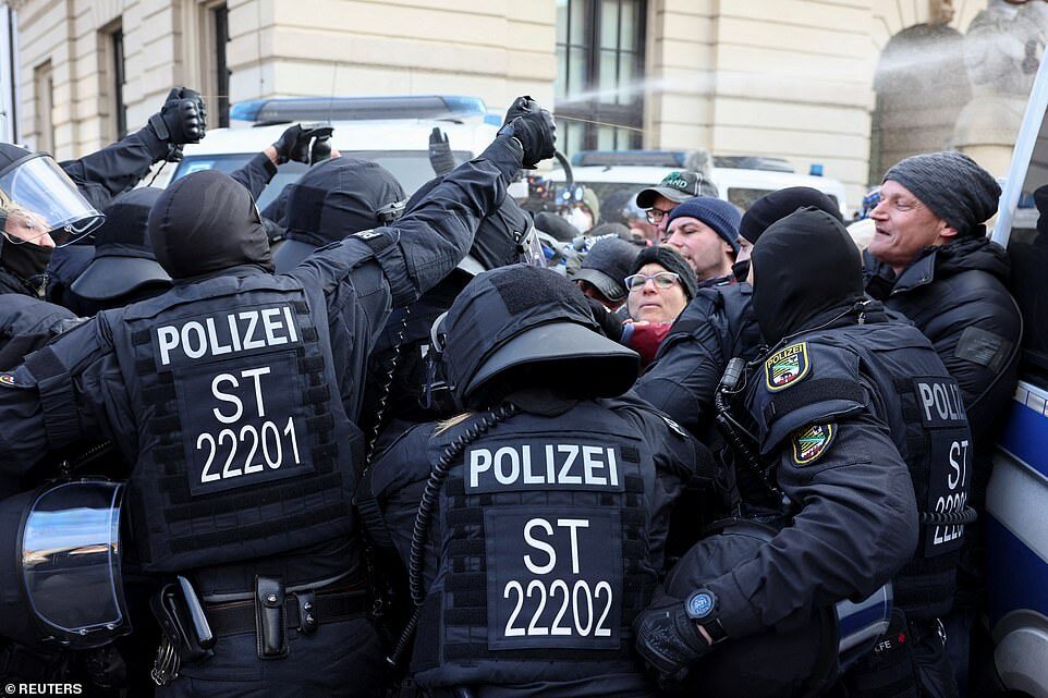 Click to enlarge germany police spray protest
