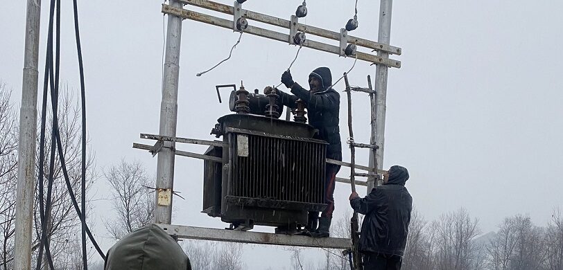 Srinagar- The heavy snowfall across the Valley has caused massive damage to the power infrastructure, including electricity transformers as well as 11 kilowatt feeders.