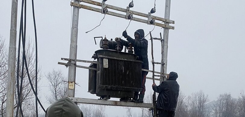 Click to enlarge Srinagar- The heavy snowfall across the Valley has caused massive damage to the power infrastructure, including electricity transformers as well as 11 kilowatt feeders.