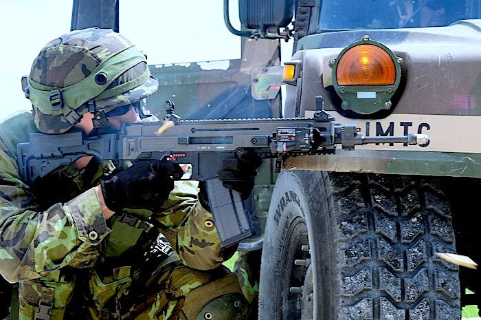 Army guy w gun
