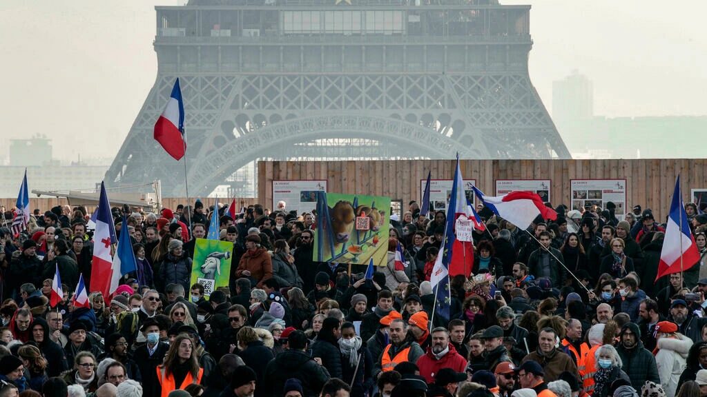 Click to enlarge protest paris