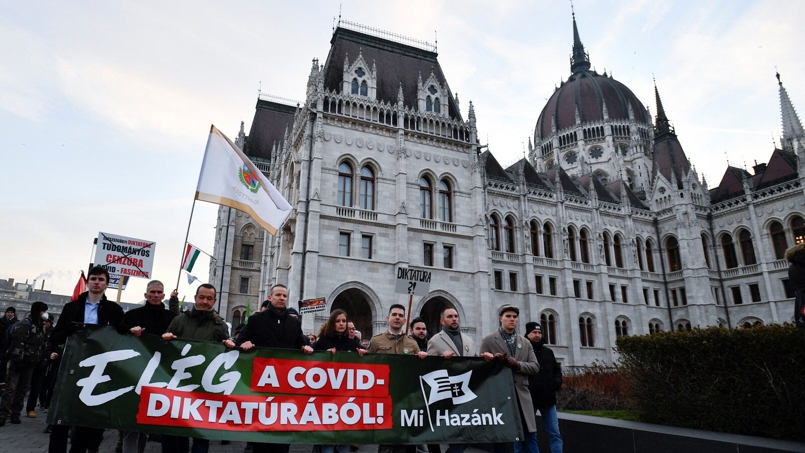 Click to enlarge budapest hungary protest lockdown