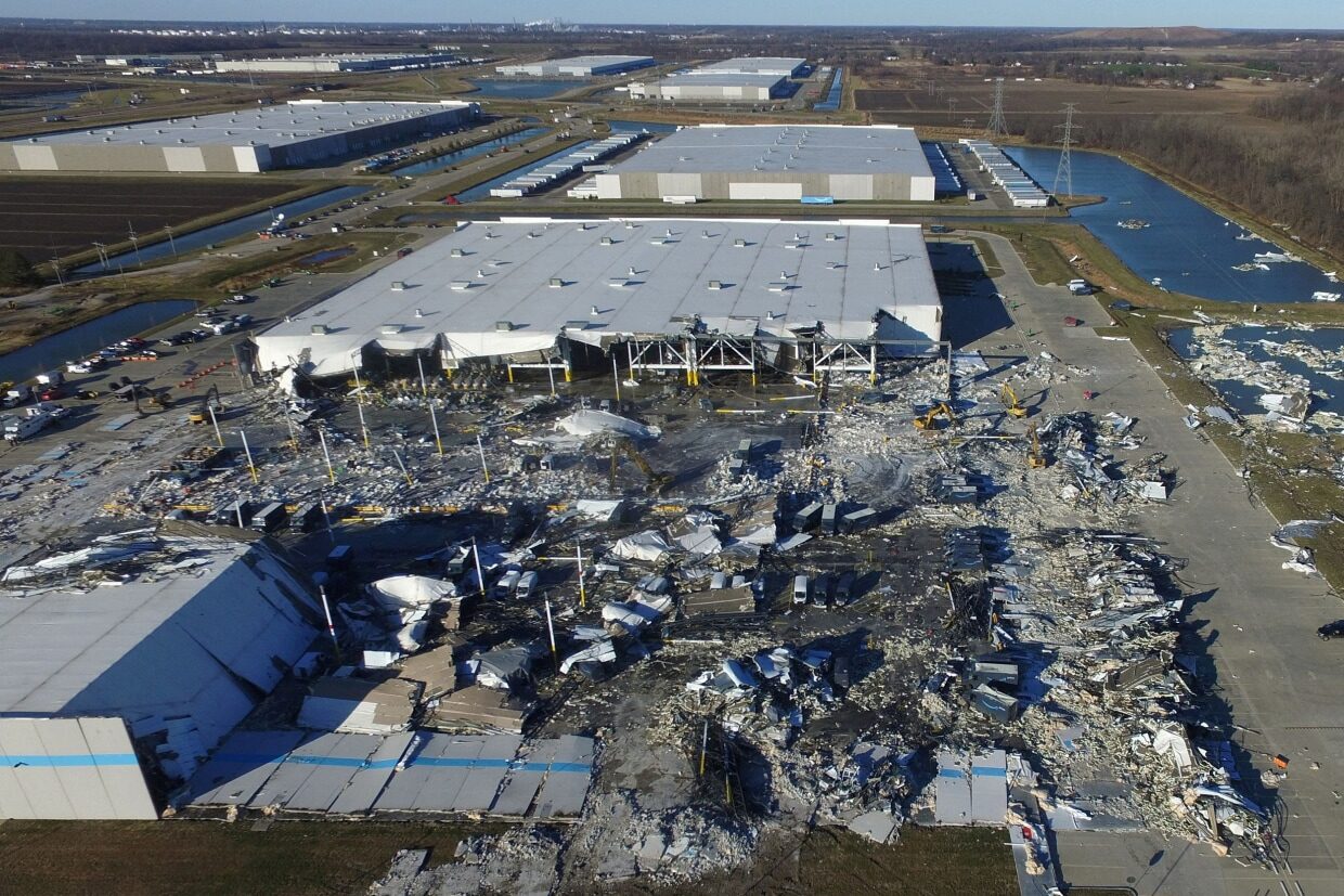 Click to enlarge roof collapse amazon warehouse illinois tornado 2021