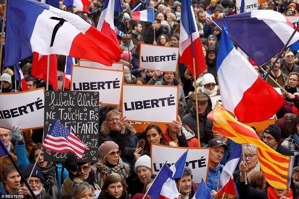 Click to enlarge France protest vaccine