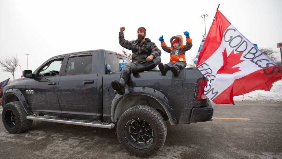 cheering the freedom convoy