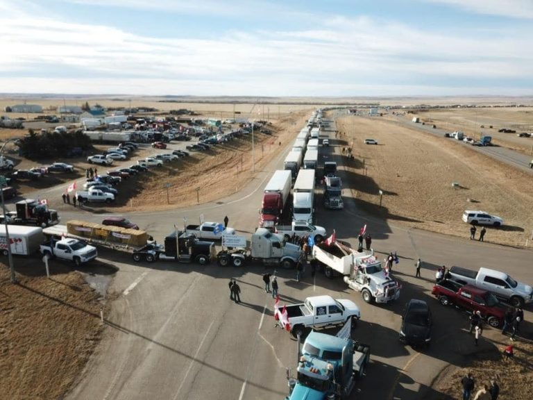 Click to enlarge truck protest mandates coutts border crossing convoy