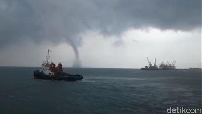 Click to enlarge waterspout
