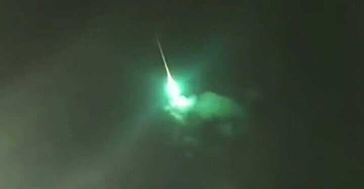 Click to enlarge Many citizens living in the Marmara and Aegean regions shared the images of a meteor shining green light on social media.
