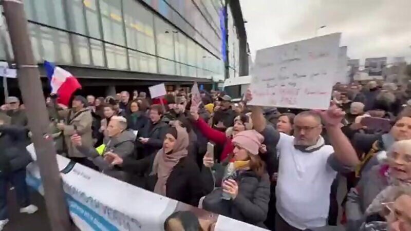 protest paris pfizer building