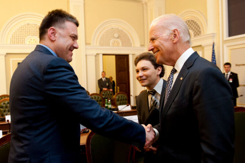Click to enlarge Biden shakes hands with Ukrainian fascist leader, Oleh Yaroslavovych Tyahnybok