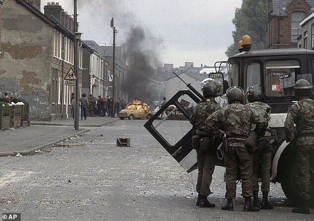 Click to enlarge British troops ireland