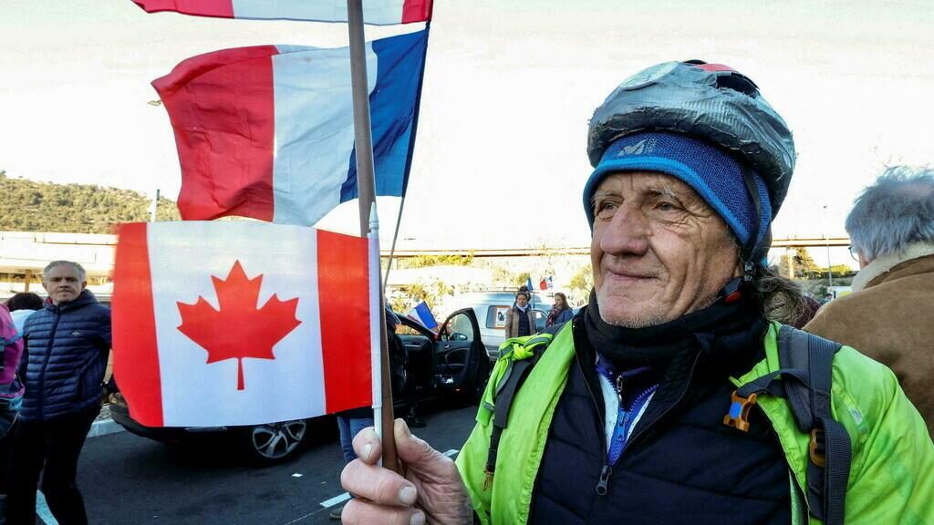 Click to enlarge france freedom convoy mandates protester