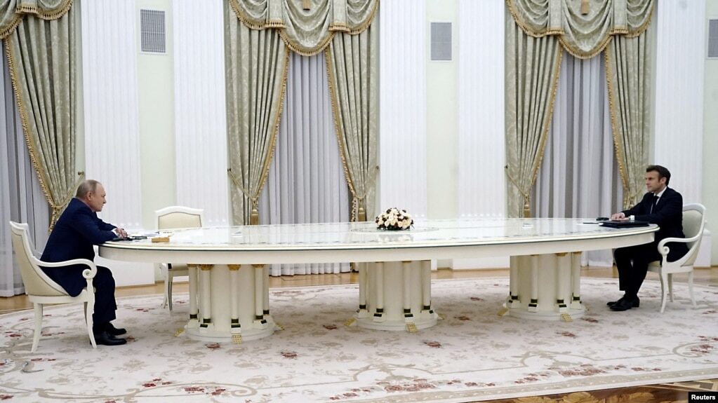 putin macron table