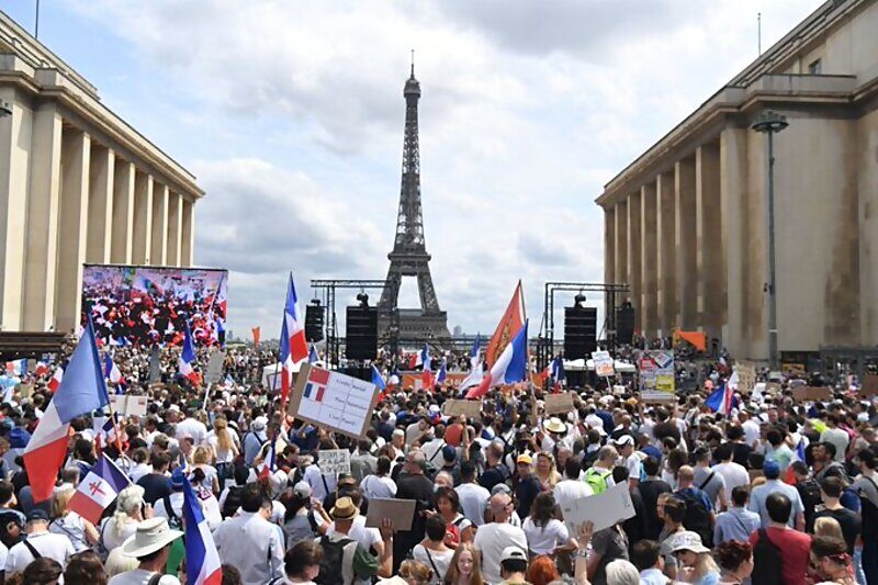 Click to enlarge crowds paris freedom convoy eiffel tower