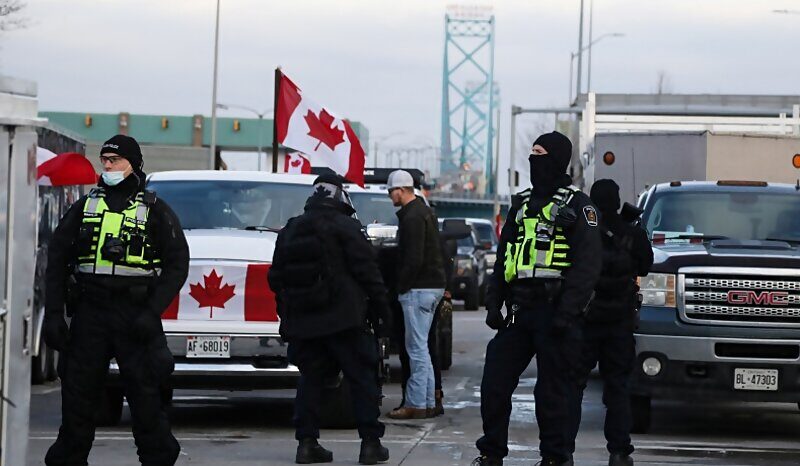 Click to enlarge Ambassador bridge police trucker protest convoy