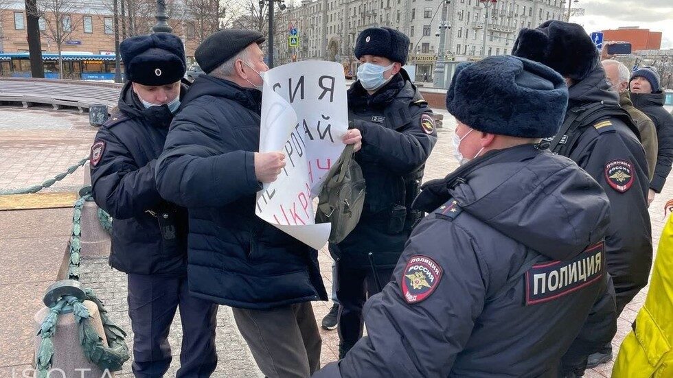 Click to enlarge antiwar protest moscow 2022