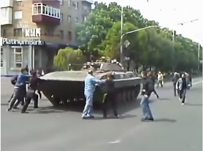 Click to enlarge Ukraine tanks mariupol