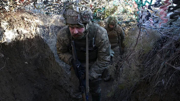 Click to enlarge ukraine soldiers front line donetsk