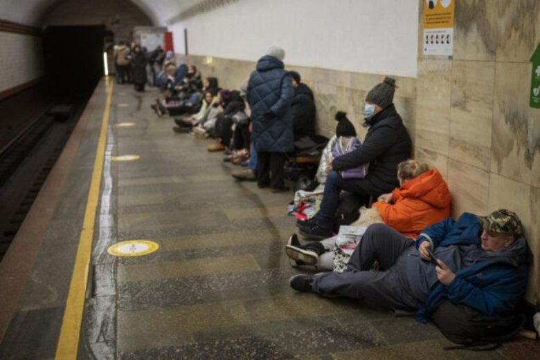 Click to enlarge Ukrainians shelter