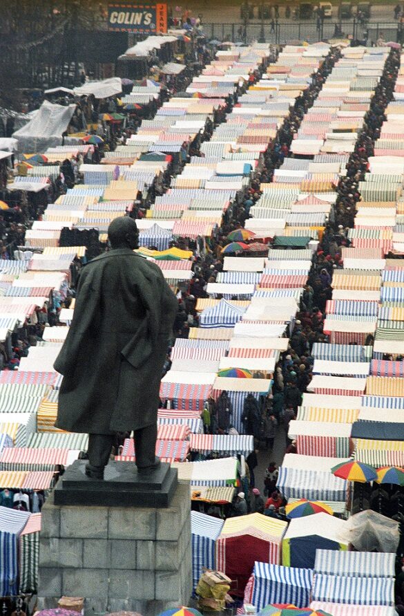 Click to enlarge Luzhniki market, Moscow, 1996