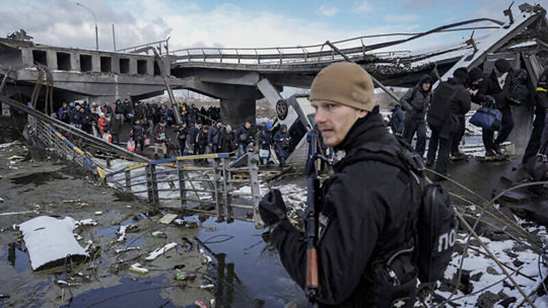ukriane refugees bridge irpin kiev