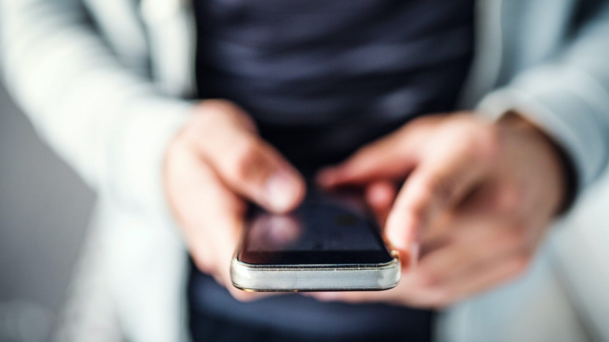 Click to enlarge person on cellphone