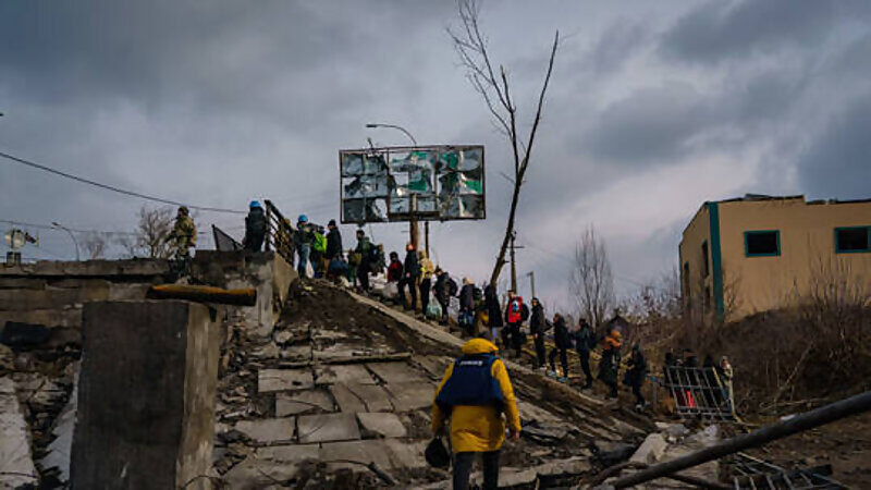 refugees irpin ukraine evacuation