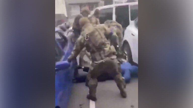 ukrainian soldiers beating detanees