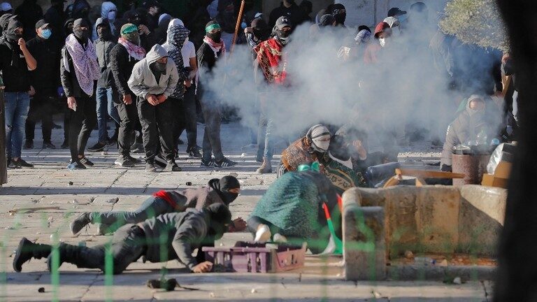 Click to enlarge Palestinians clash with Israeli police at Al-Aqsa Mosque in Jerusalem