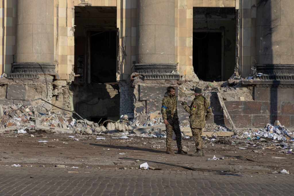 Click to enlarge ukraine soldier kharkive building