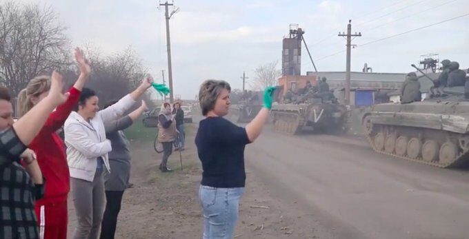 Click to enlarge people greet russian forces ukraine