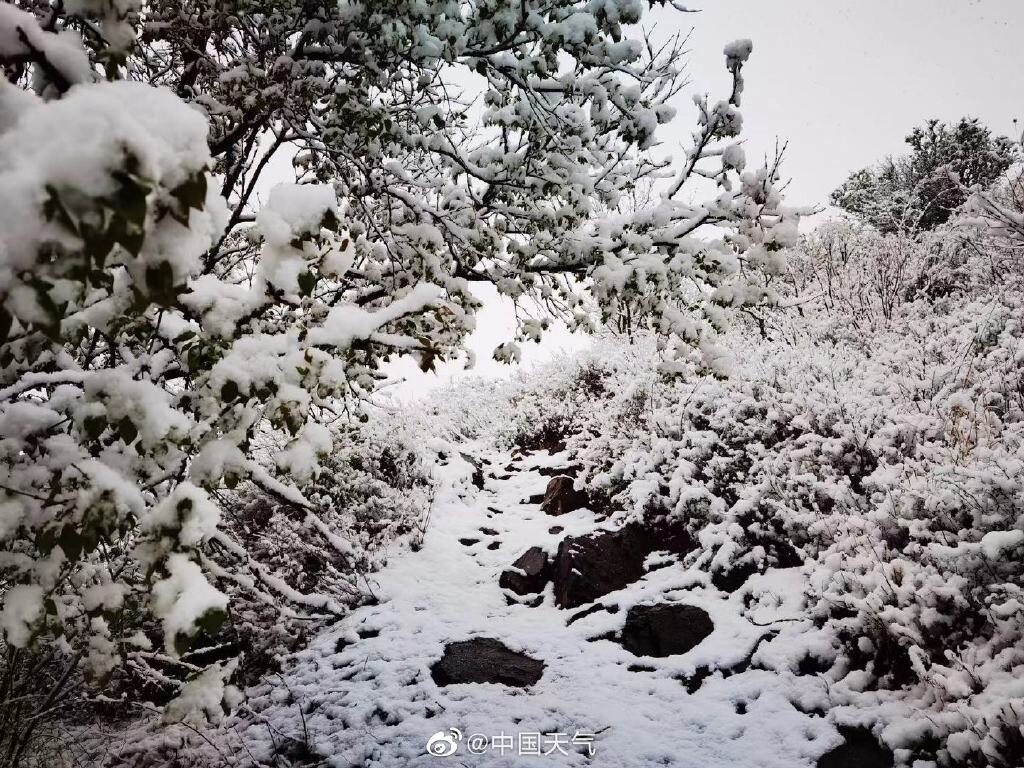 Snow covers mountainous area of Beijing's Mentougou district on the morning of April 27, 2022.