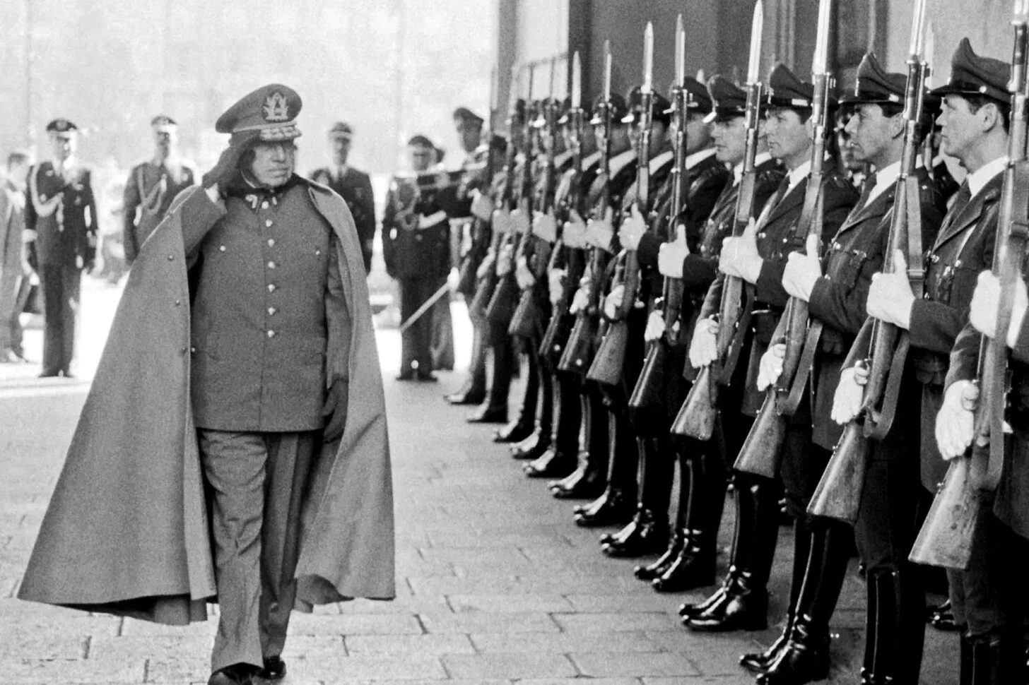 general and soldiers