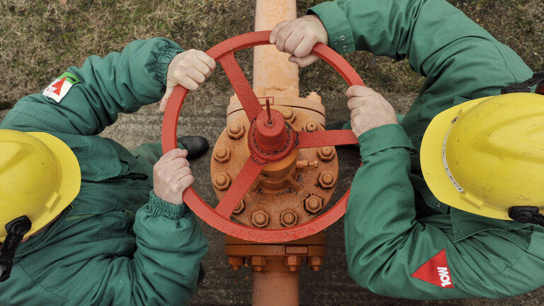 engineers FGSZ gas pipeline