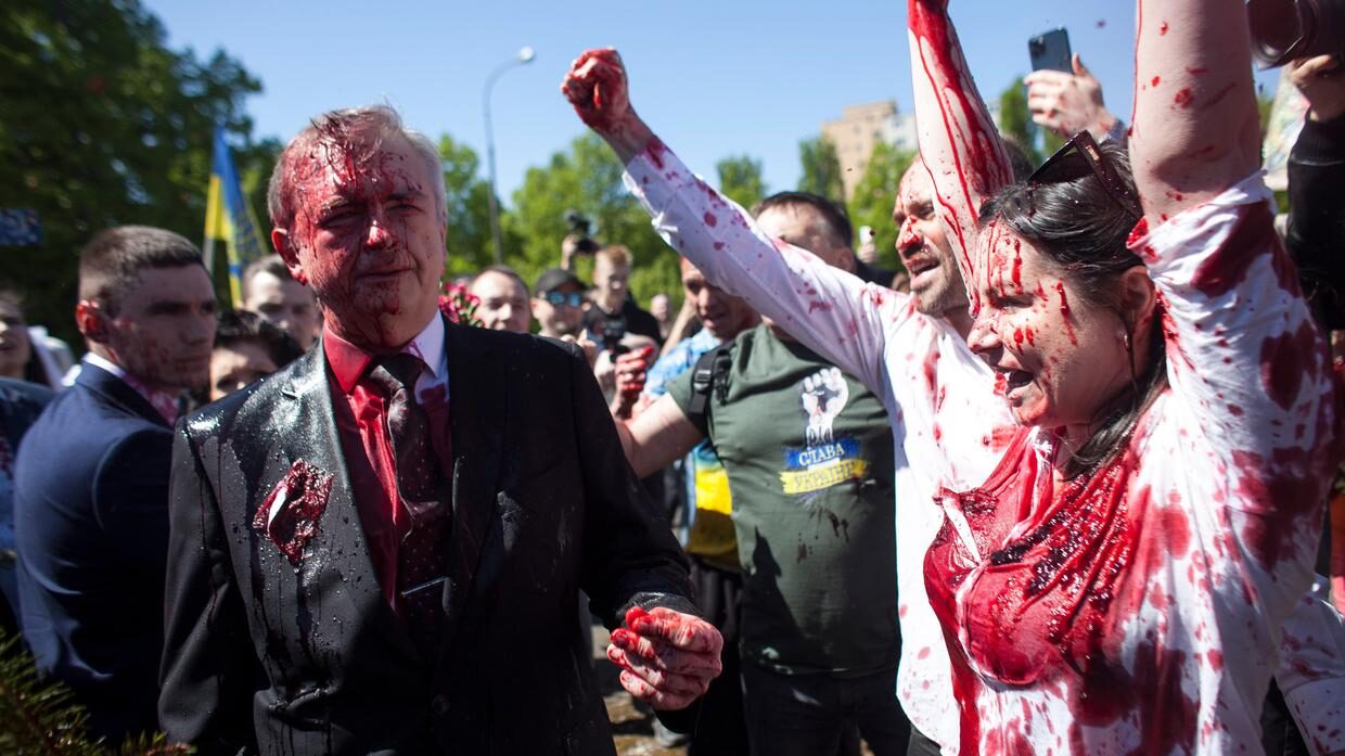 Russian ambassador to Poland attacked with red paint by protesters during WWII memorial