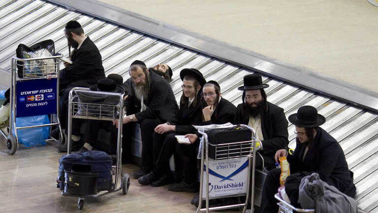 Click to enlarge Orthodox Jewish travelers