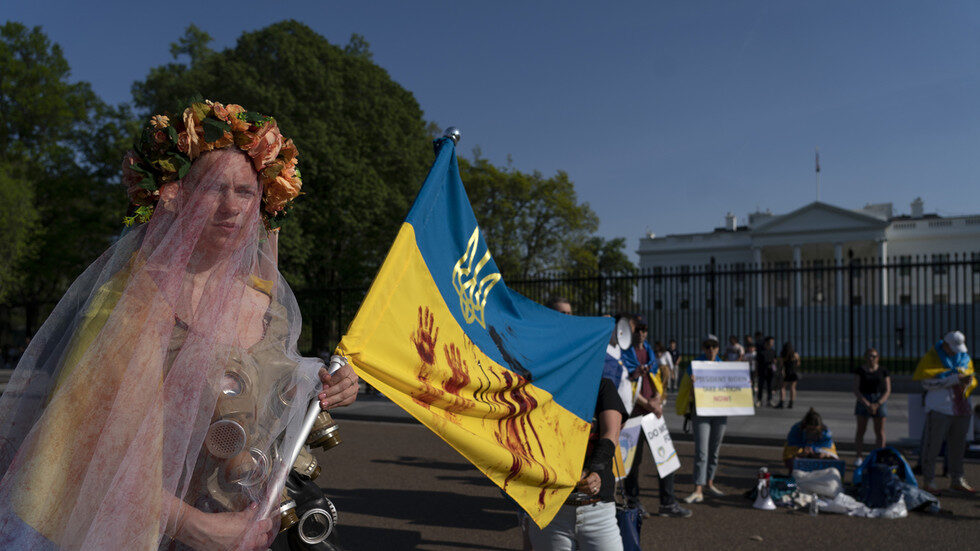 Click to enlarge white house protester