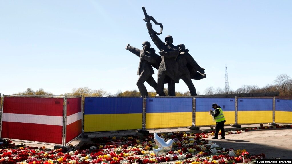 Click to enlarge The Soviet monument in Riga's Victory park has been a bone of contention between Latvia and Russia for years.