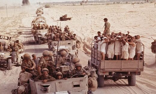 Click to enlarge Israeli convoy passes Egyptian prisoners
