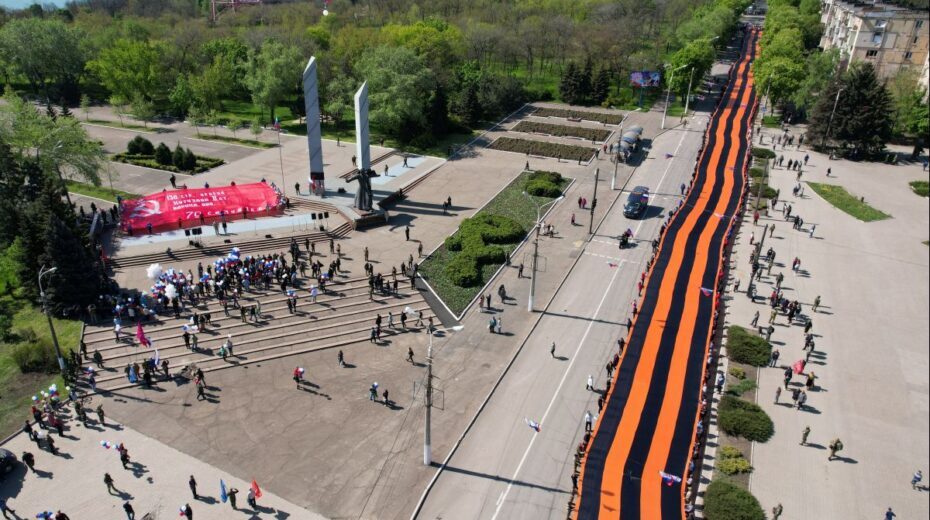 Click to enlarge St. George's ribbon in Mariupol