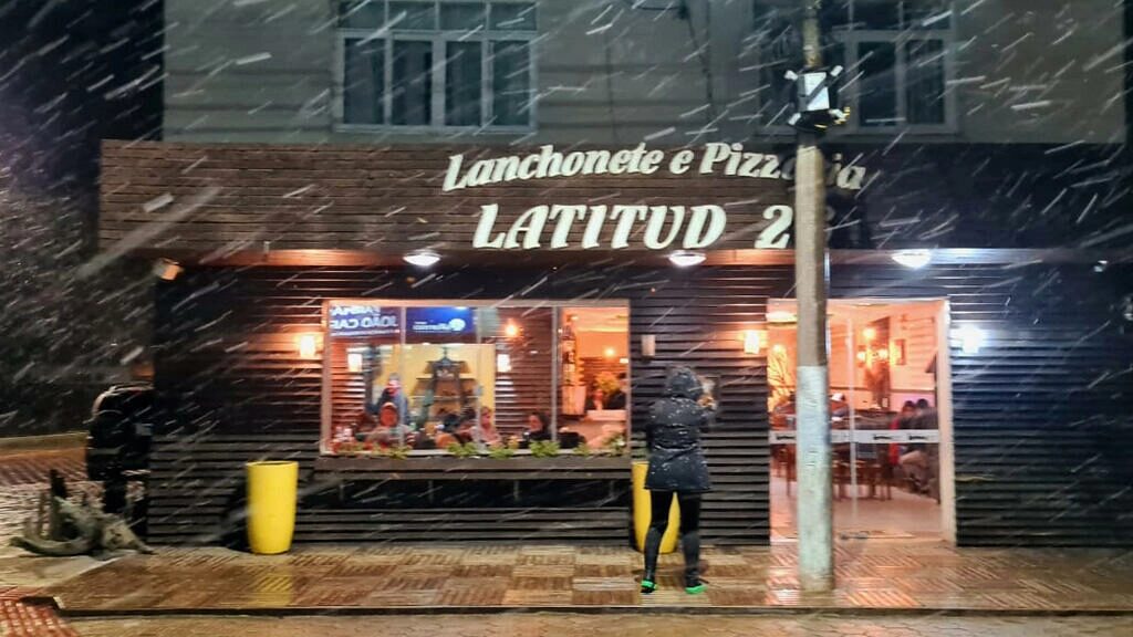 Snow falls in Bom Jardim da Serra's downtown i