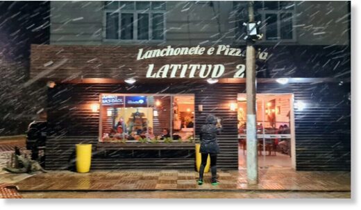 Click to enlarge Snow falls in Bom Jardim da Serra's downtown i