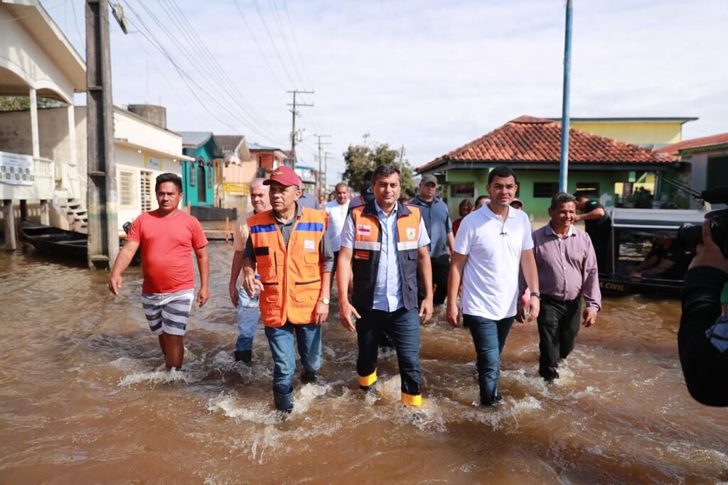 Governor Wilson Lima visits flood hit areas of Anamã and Caapiranga in Amazonas, May 2022.