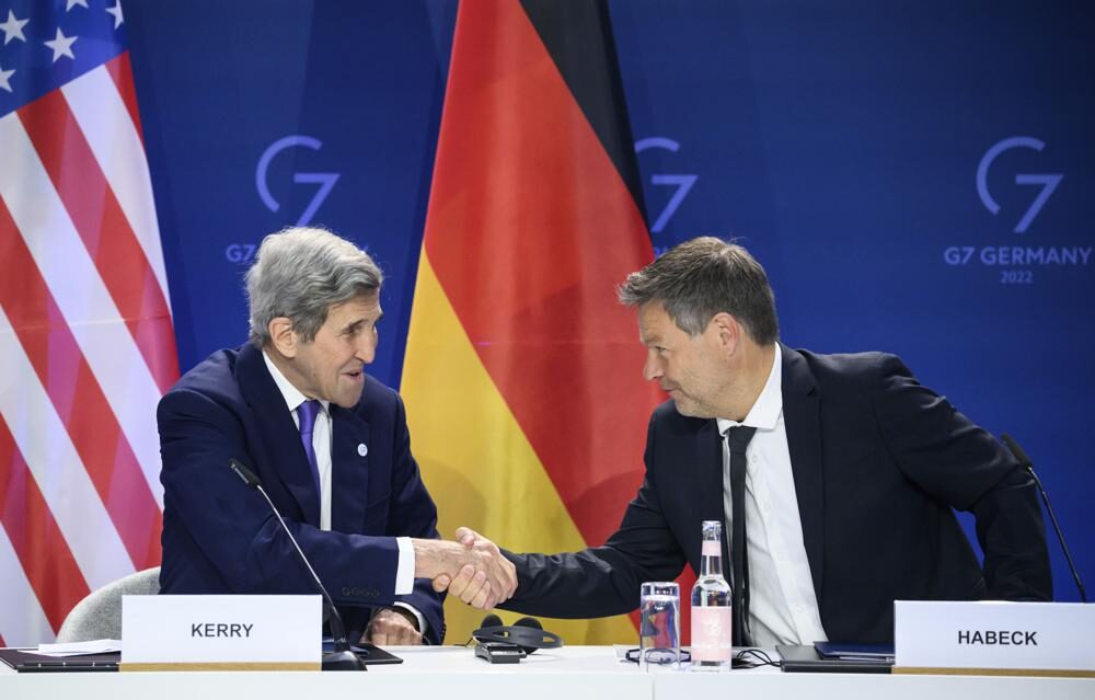 German Economy and Climate Minister Robert Habeck, right, and John Kerry, left.