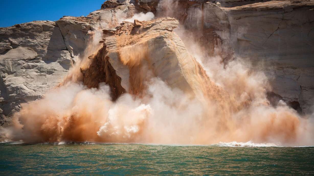 A huge part of a cliff in Lake Powell collapsed into the water on Monday. A huge part of a cliff in Lake Powell collapsed into the water on Monday.