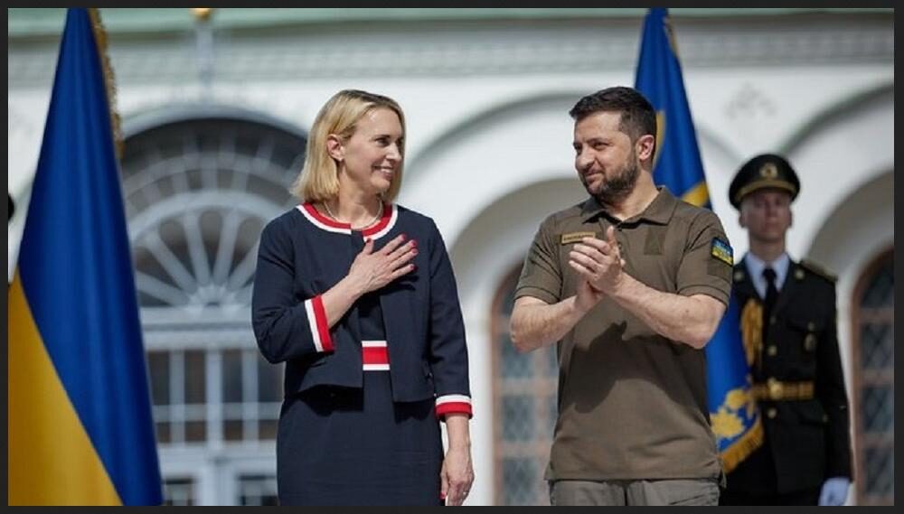 Bridget Brink and President Volodymyr Zelensky