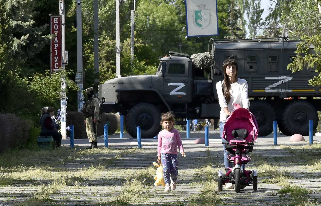 Click to enlarge Woman and child walking in Skadovsk, Kherson