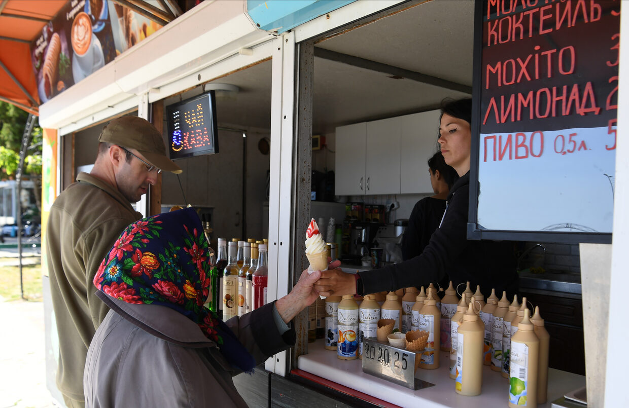 Click to enlarge A local resident buys an ice cream in Skadovsk