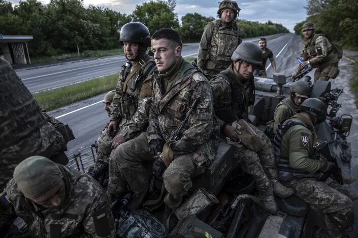 Click to enlarge Ukrainian soldiers
