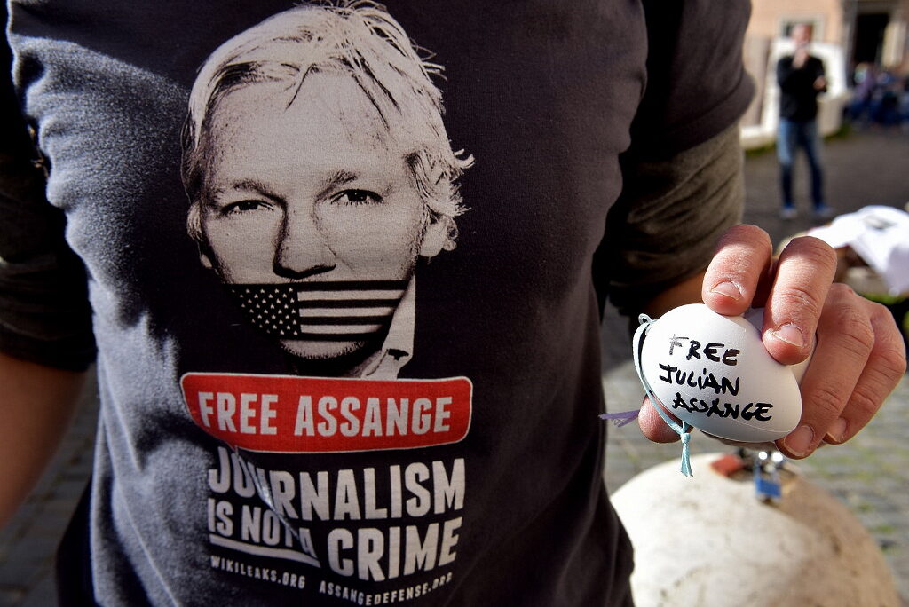Click to enlarge assange extradition protest